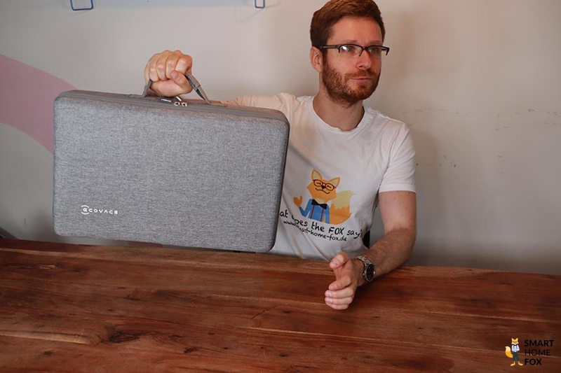 Der Koffer des Ecovacs Winbot W1 PRO wird hochgehalten.